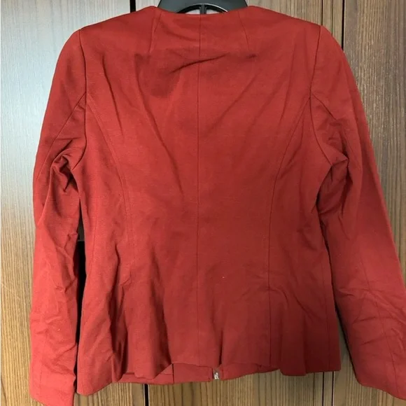 red jacket - Picture 4 of 5